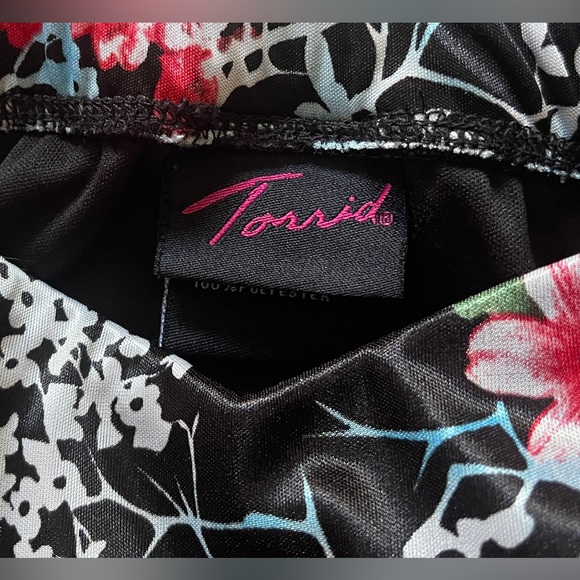 NWOT Torrid Black & floral Top Sz L - Picture 8 of 11